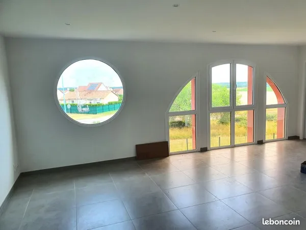 SAIZERAIS - T4 94 m² - 3 ch dont suite - 2 SDE - Parking - Très bon état - Lumineux