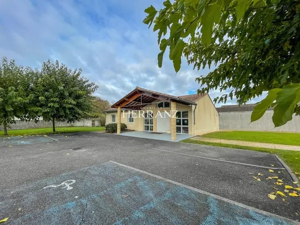 100 m2 Local commercial polyvalent avec fort potentiel à Sai