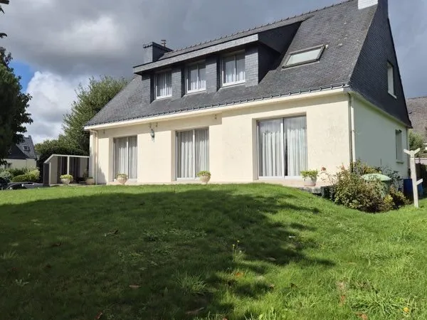 Maison et beau terrain arboré