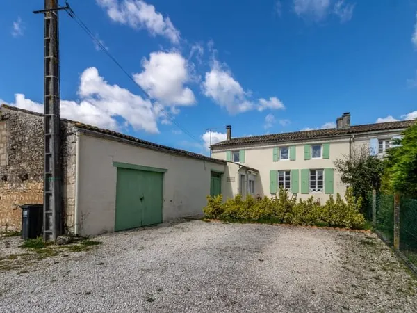 MAISON DE VILLAGE, 5 CHAMBRES, 3 SALLES D'EAU, DÉPENDANCES,