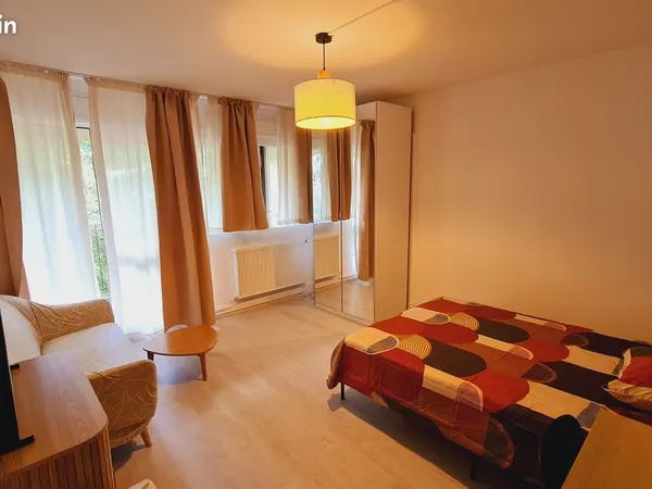 Chambre privée avec balcon dans une colocation de standing