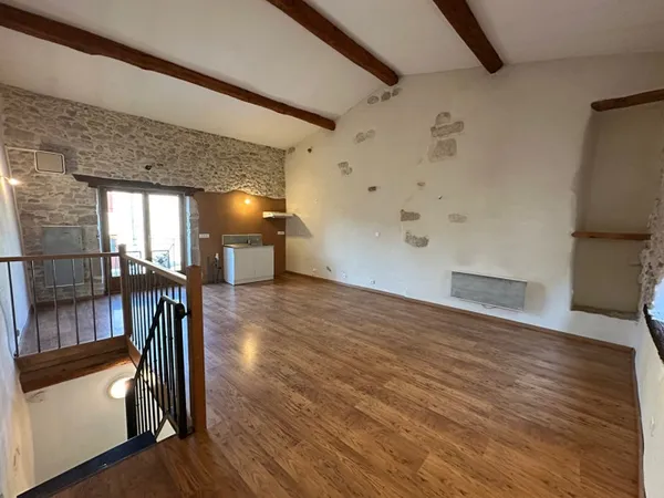 Location maison de village en duplex rénovée avec pierre apparente à Ventenac-Cabardès proche Carcas