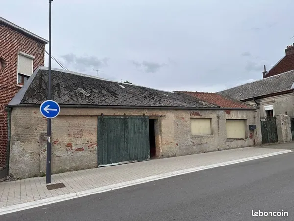 Maison garage avec petite cour