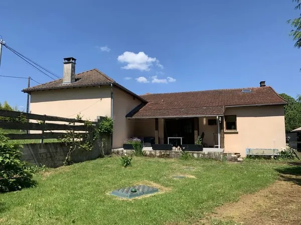 Magnifique Propriété Rénovée avec Espace Bar/Restaurant et Maison D'amis