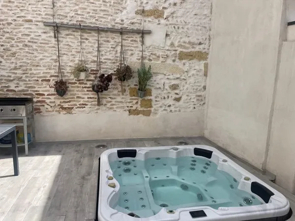 GENERAC Ravissante maison de village en triplex avec cour et