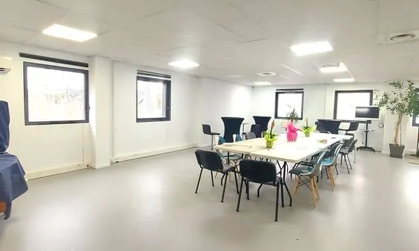 Bureau et espace de travail Location Bouc-Bel-Air  135m² 2050€