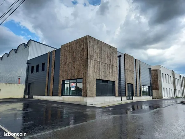 Local commercial 422 m² LA ROCHE SUR YON