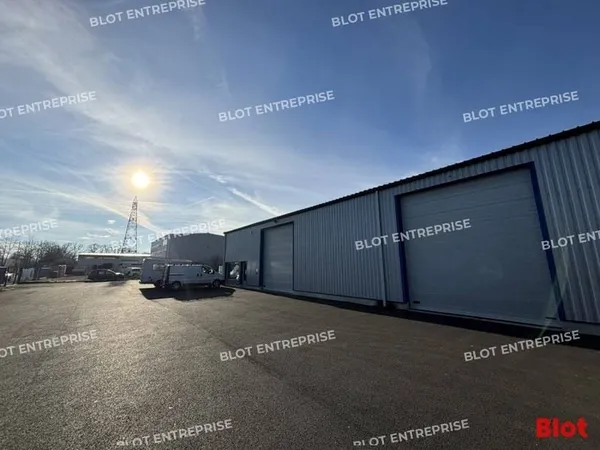 Entrepôt 300 m²