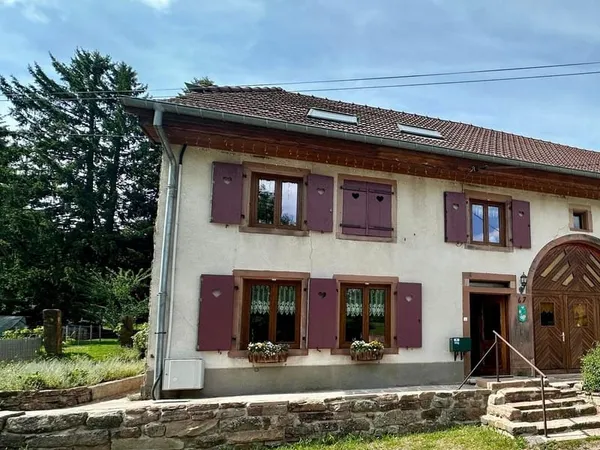 CHAMPENAY- Charmante maison de village en copropriété