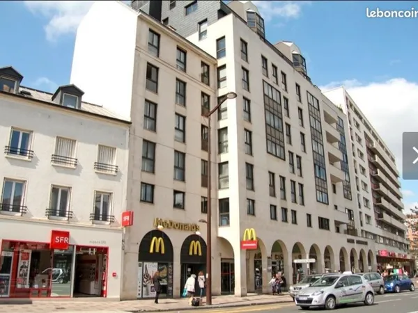 Parking sécurisé — face métro Charenton-Écoles — accès bip