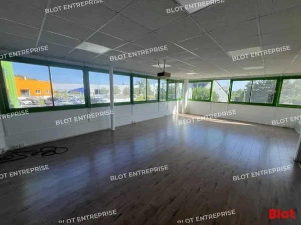 Bureau 735 m²