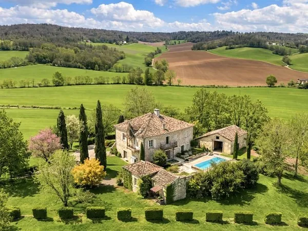 Maison de campagne avec piscine et dépendances