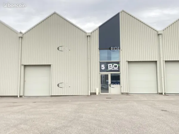 Local d'activité 122 m²