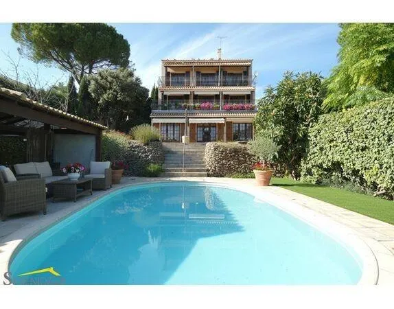 Maison 6 pièces 218 m²