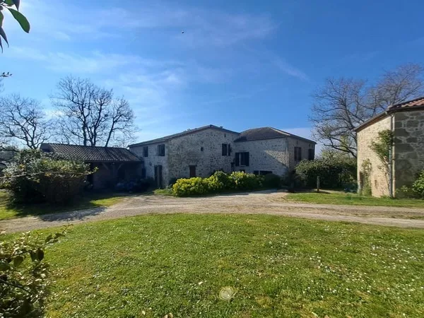 Maison de caractère avec plus de 8 hectares, écuries, piscin