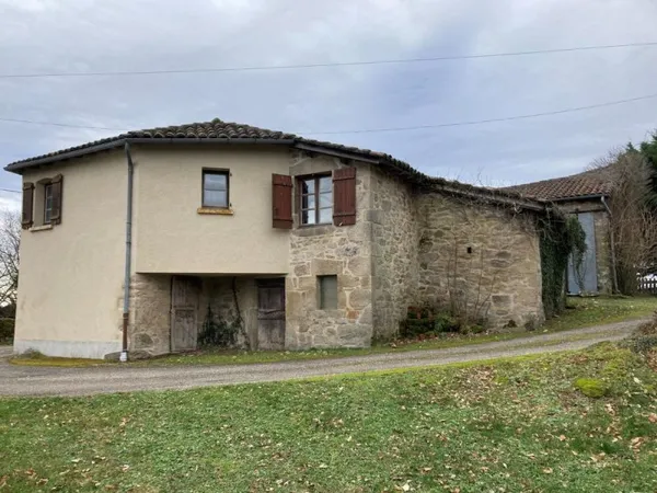 Nord figeac.Maison en pierre avec dépendance dans un hameau