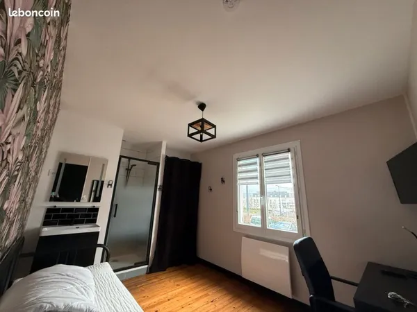 Belle chambre meublée avec douche et lavabo privés dans une maison calme de 4 colocataires, située à