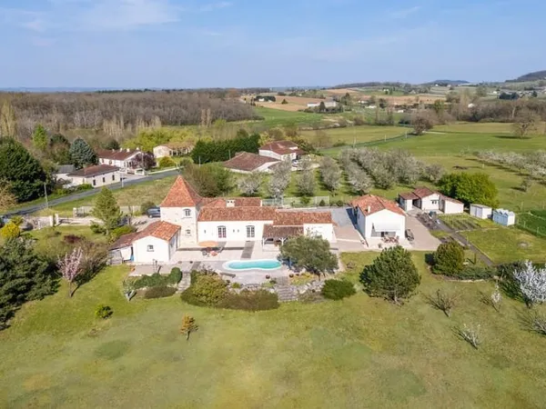 Propriété de campagne avec piscine, annexe, terrain, garage et lac