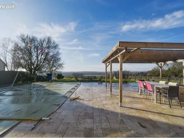 Villa contemporaine avec climatisation, piscine chauffée et grandes pièces à vivre