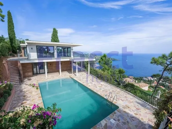 Villa Moderne avec Piscine et Vue Mer à 180° au-dessus du Port de la Figueirette