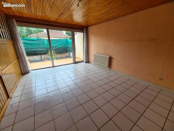 Maison avec très grand garage