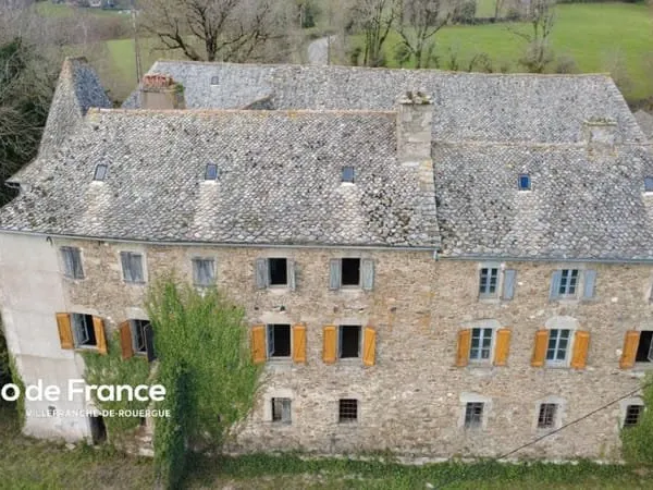 Remarquable corps de ferme en pierre