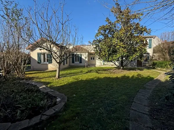 Maison familiale à fort potentiel Varenne-Centre Rive Charmante