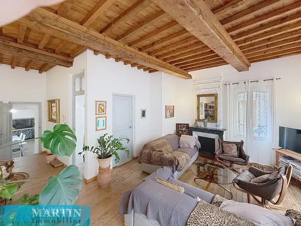 MAISON 8 PIECES AVEC COUR EN CENTRE-VILLE DE CERET