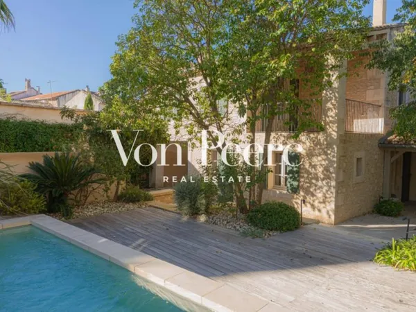 ENSEMBLE IMMOBILIER AVEC JARDIN AU COEUR DE ST REMY