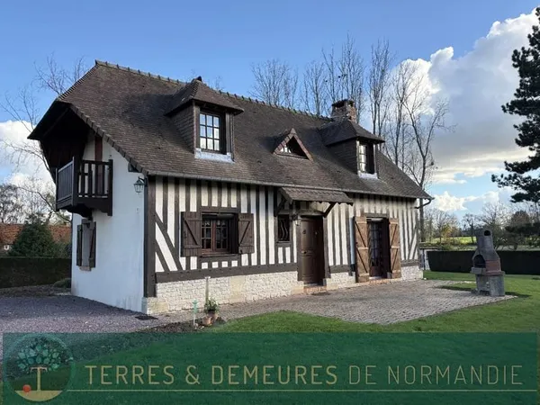 Maison Néo-normande en colombages, nichée dans un environnement