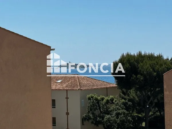 SIX FOURS A 100M. PLAGES ET COMMERCES AU CALME