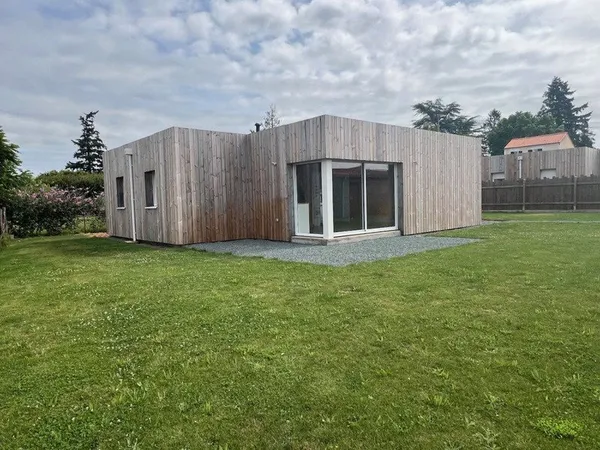 LA REORTHE (85210) VILLA BOIS PLAIN PIED 2022 + GARAGE ET ANNEXE SUR 766M² CLOS AVEC LOCATAIRES EN P