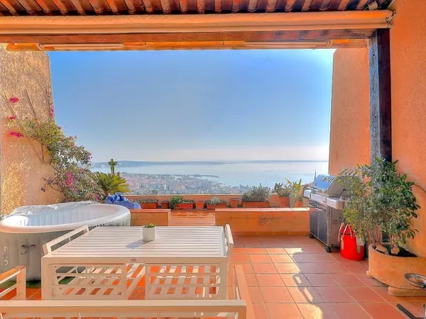 TRIPLEX 114 m² - VUE MER PANORAMIQUE - GARAGE - GOLFE-JUAN