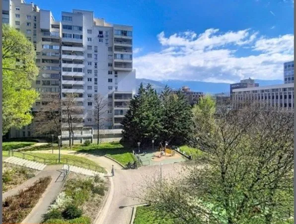 Appartement T3 avec balcons, cave et garage en sus