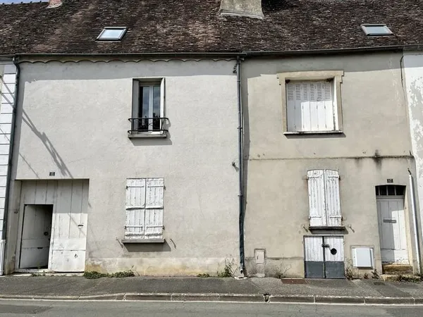 Maison de caractère avec dépendances et fort potentiel au