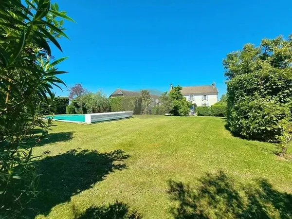 Grande demeure, dépendances, piscine