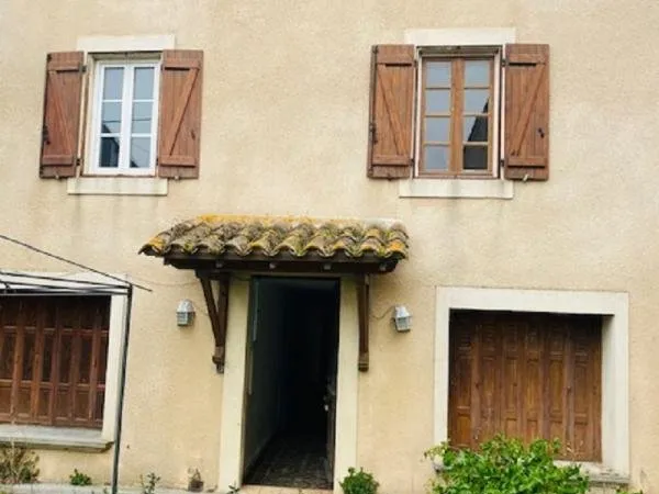 Grande maison de 182 m² à rénover, avec grande remise, cours et jardin ombragé