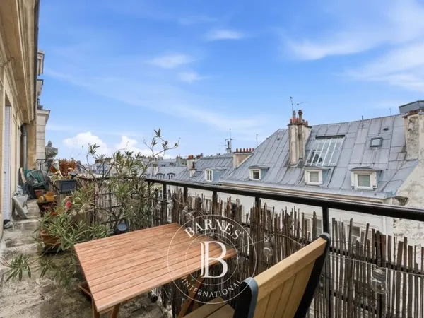 PARIS 9EME - TURGOT - 5EME ETAGE - ASCENSEUR - LARGE BALCON FILANT - VUE DEGAGEE - PLEIN OUEST - APP