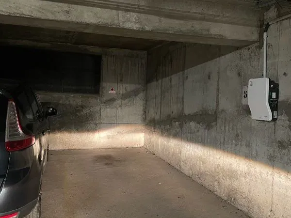 Place de parking avec borne électrique