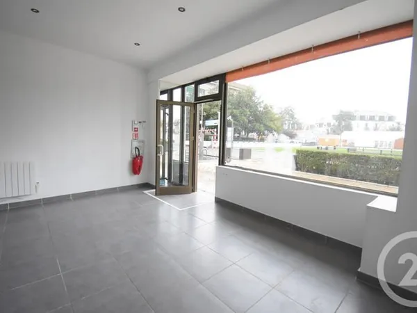 Local 2 pièces 74 m²