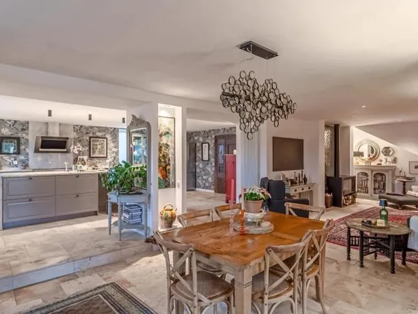 Maison 9 pièces 303 m²