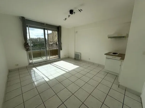 Studio avec grand balcon !