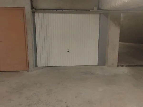 Garage box fermé - Villeurbanne - Libre de suite
