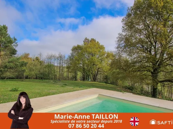 Maison de plain pied avec trois chambres, double garage, piscine au sel sur un terrain de 7 748m2