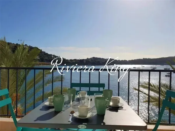 VILLEFRANCHE-SUR-MER - APPARTEMENT 2 CHAMBRES - TERRASSE ET SUPERBE VUE SUR LA MER -