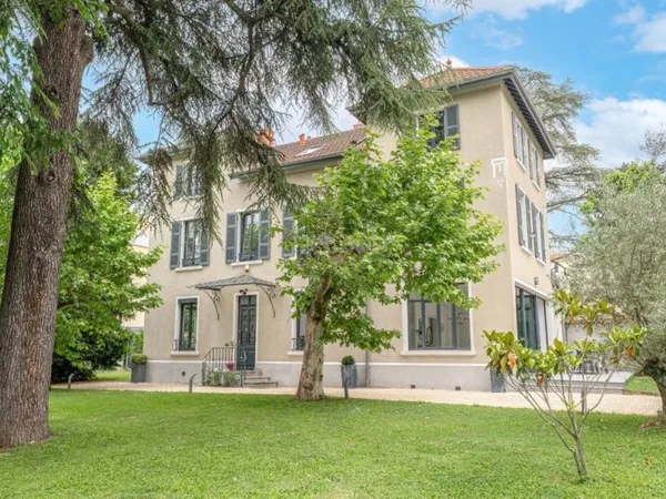 Maison individuelle 14 pièces 340 m²