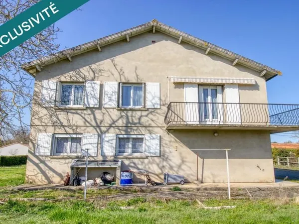 Maison traditionnelle des années 70 avec sous-sol complet et grand jardin avec un puits