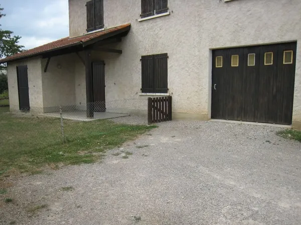 A louer un appartement de type 3en RDC avec Garage cave et jardin . Chauffage gaz individualisé. - A