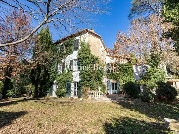 Sur une colline à Draguignan, une bastide du 19e s., sa maison d'amis et sa chapelle, à rénover, dan