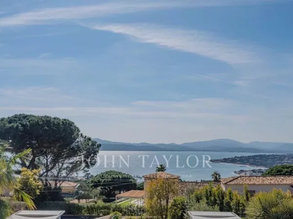 Maison moderne offrant une magnifique vue mer